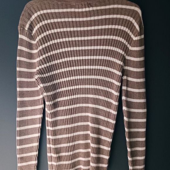 JEANNE PIERRE BROWN AND CREME TURTLE NECK - Picture 3 of 3
